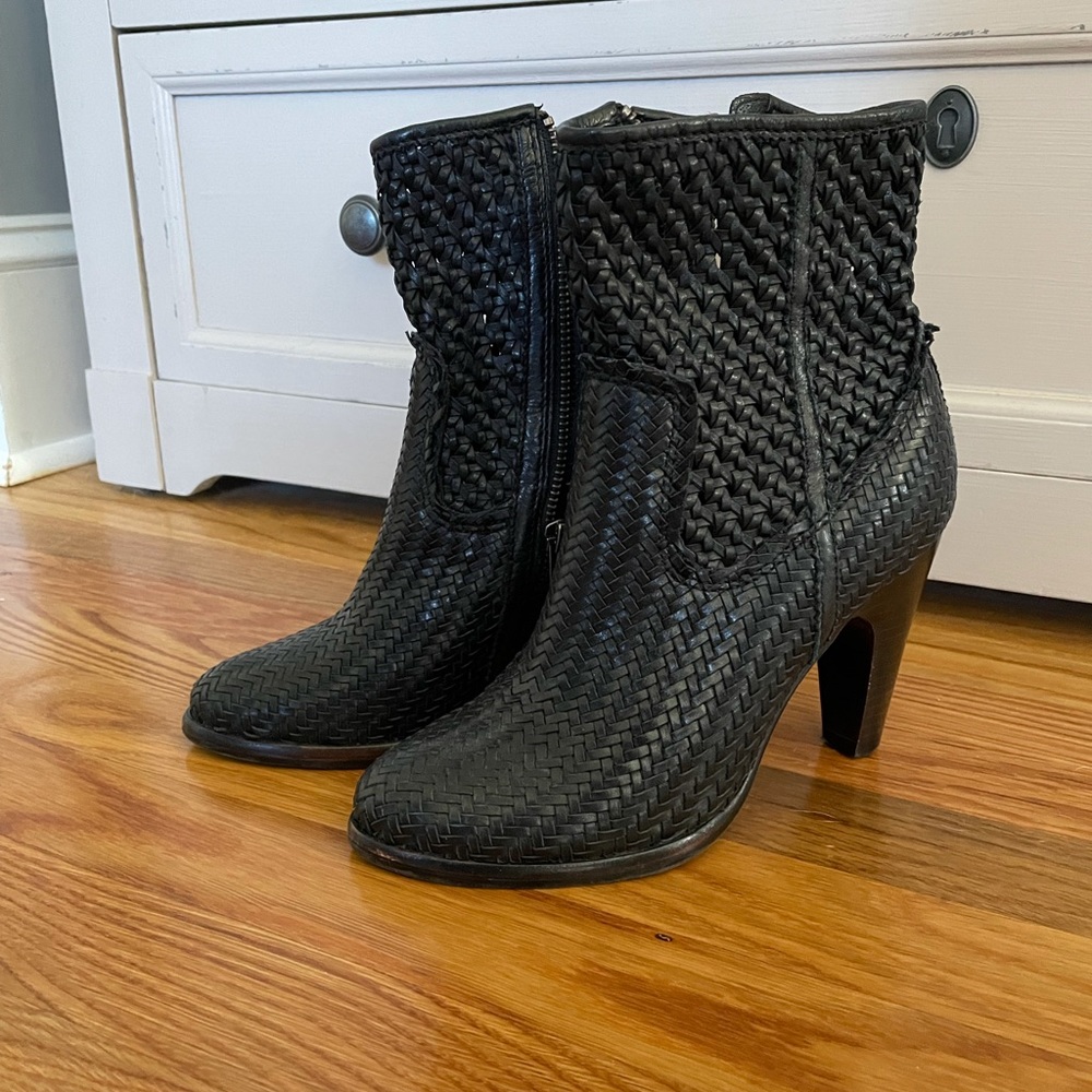 Black size 6 Frye Leather Booties